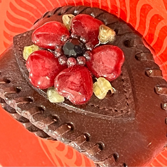 Leather cuff bracelet with bead design - Picture 4 of 5